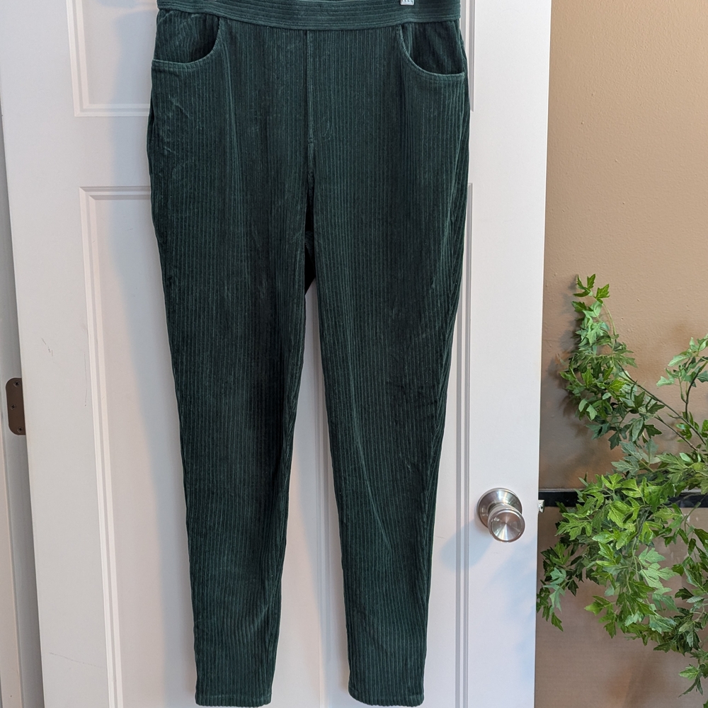 Corduroy Pants in Forest Green. Size Medium.